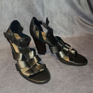 Report Rebecka Heels